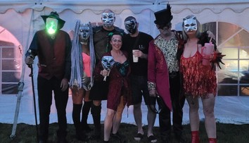 Nenápadná obec získala povesť Mekky sexu: Obyvatelia sa sťažujú na hluk vychádzajúci z areálu swingers festivalu