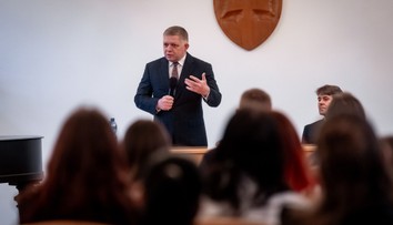 Študenti v čiernom a protestujúci rodičia: Fico debatoval s maturantami v Modre. Vieme, čo tam zaznelo