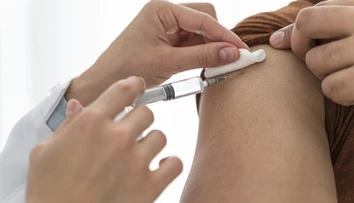 Úmrtie po očkovaní v Poľsku vyvolalo vážne otázky. Európska agentúra skúma bezpečnosť vakcín
