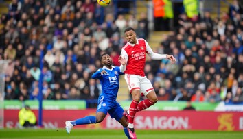 Arsenal naďalej tróni Anglicku. Ukrajinec Zinchenko symbolicky s kapitánskou páskou