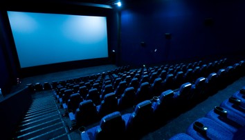 Divákovi prekážali dlhé reklamy v kine. Prevádzkovateľ mu teraz musí zaplatiť odškodné