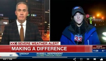 VIDEO: Reportérku počas živého vysielania zrazilo auto. Napriek tomu pokračovala