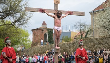 Živá krížová cesta v Prešove prilákala davy ľudí. Ježiša si zahral gréckokatolícky kňaz
