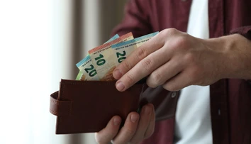 Výplata rastie, no peňaženka to necíti. Ekonóm vysvetlil, prečo máme stále menej peňazí