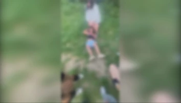Verejnosťou otriaslo video, ktoré zachytáva konflikt tínedžeriek v Mojmírovciach. Padlo aj obvinenie zo šikany
