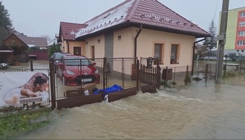 Z postele skočili rovno do ľadovej vody. Manželom zo Sliača zatopilo dom, pomoc ľudí ich dojala