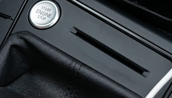 Otvor v aute, ktorý mnohí nepoznajú. Viete, aký je zmysel tejto nenápadnej štrbiny?