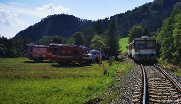 Ďalšia tragédia na železničnom priecestí: Rozbehnutý vlak tlačil auto 150 metrov