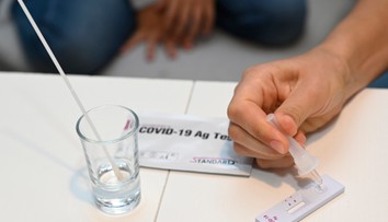 Prudký nástup COVID-u už cítia aj lekárne. Čoskoro sa rozbehne očkovanie novými vakcínami