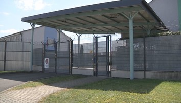 Migranti sa sťažovali na porušovanie svojich práv. Zariadenie v Sečovciach navštívil ombudsman