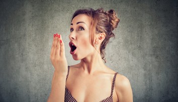 Nepríjemný zápach úst. Niekedy žuvačka ani ústna voda nepomôžu