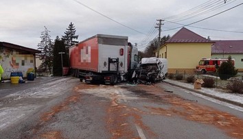 Tragická nehoda v Hrašnom. Po zrážke nákladiaka a dodávky hlásia jedného mŕtveho