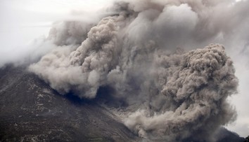 Indonézia: Sopka Sinabung vybuchla a usmrtila troch ľudí