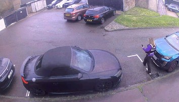 Majiteľ zaparkovaného auta sa nestačil čudovať. Cestári okolo neho namaľovali miesto pre invalidov, potom prišli pokuty