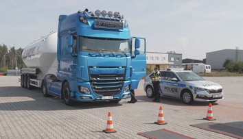 České cesty majú novú kontrolu. Môžete na nich natrafiť na inšpektorov s vlastnými modrými majákmi