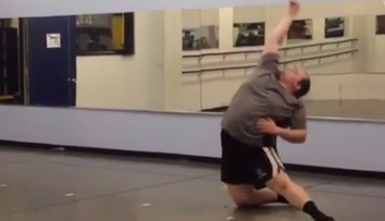 Úžasný a inšpiratívny. Muž s poriadnou nadváhou tancuje ako pán