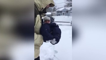 Otec hodil syna do snehu. Nečakal, že sa toto stane