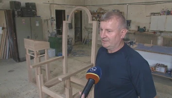 Slovenský stolár vyrába pre pápeža Františka pozlátený trón