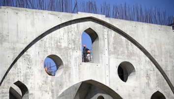 Priamo v srdci EÚ vyrastá obrovská mešita. Okrem rozmerov budí pozornosť aj organizácia, ktorá za projektom stojí