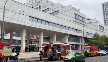 VIDEO: Požiar na STU v Bratislave. Evakuovať museli takmer dve stovky ohrozených ľudí