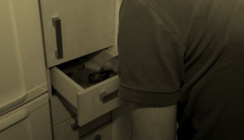 Bývalý policajt mesiace odpočúval priateľku, údajne môže trpieť paranojou