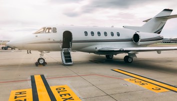 Vyložil si nohy a z Dubaja odletel poloprázdnym lietadlom. Muž pobúril ľudí: „Nemal som výčitky svedomia,“ tvrdí