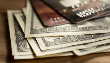 Hotovosť, kreditná alebo debetná karta? Odborníčka radí, ako platiť na dovolenke