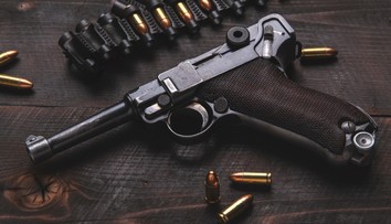 Najcennejšia pištoľ sveta v centre súdneho sporu. Zbraň, ktorá patrila Hitlerovi, zmizla z policajnej stanice