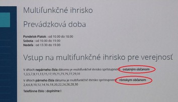 V tejto dedine rozdelili ihrisko zvlášť pre Rómov a zvlášť pre ostatných