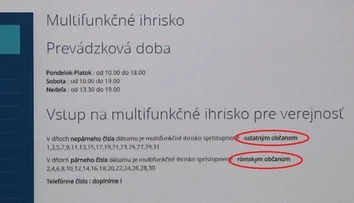 V tejto dedine rozdelili ihrisko zvlášť pre Rómov a zvlášť pre ostatných