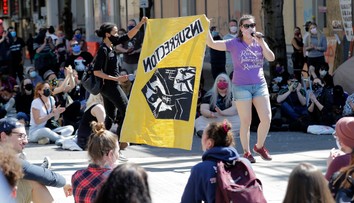 Počas protestov v Seattli zadržali desiatky ľudí, zranenia utrpeli aj policajti