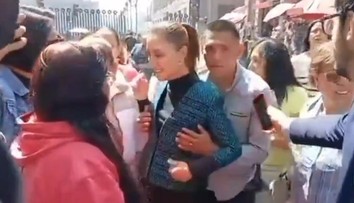 VIDEO: Šokujúci incident poukázal na veľký problém. Mexickú prezidentku priamo pred kamerami sexuálne obťažoval muž