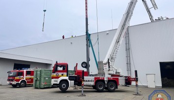 Záchranná akcia pri Malackách: Osoba dostala na streche budovy epileptický záchvat, zasahovali hasiči