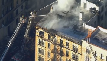 Mohutný požiar zachvátil budovu v New Yorku. Strecha nevydržala nápor a zrútila sa