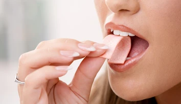 Žutie žuvačky môže byť nebezpečné pre naše zdravie. Vedci zistili, že do slín uvoľňujú tieto látky