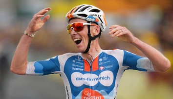 Taliansko si pripomenulo sté výročie prvého víťazstva. Bardet svoju poslednú Tour zahájil v žltom drese