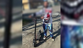 Muž na kolobežke nafúkal závratnú hodnotu. Policajtom sa priznal, že si išiel po ďalšiu fľašu vodky