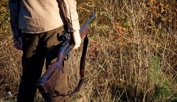 Brutálny omyl na obyčajnej poľovačke. Pri love strelil muž do hlavy kolegu