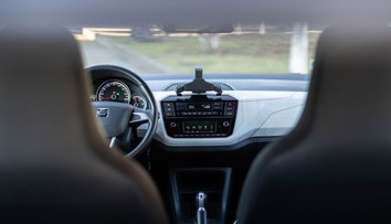 Keď sa auto v lete prehrieva, väčšina vodičov robí chybu. Pomôcť môže niečo, čo znie šialene