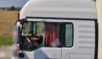 VIDEO: Českí policajti ostali v šoku. Vodič kamiónu pri šoférovaní jedol obed z taniera, za volantom si ho krájal príborom