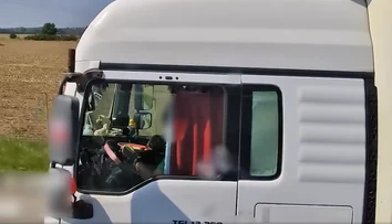 VIDEO: Českí policajti ostali v šoku. Vodič kamiónu pri šoférovaní jedol obed z taniera, za volantom si ho krájal príborom