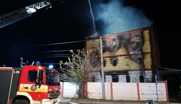 VIDEO: Požiar v budove bývalého mlynu vo Veľkom Mederi. Na mieste zasahujú desiatky hasičov