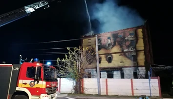 VIDEO: Požiar v budove bývalého mlynu vo Veľkom Mederi. Na mieste zasahujú desiatky hasičov