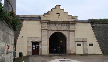 Fyzické útoky na odsúdených aj pašovanie zakázaných predmetov. Obvinili dozorcu z leopoldovskej väznice