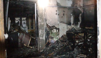 Z bytu šľahali plamene, vo vnútri boli stále ľudia. Veľký požiar bytového domu na východe Slovenska