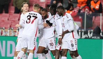 Šatka zmenil európsku históriu tureckého klubu. Fiorentina prežila s Poliakmi šokujúce chvíle