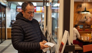 Kiosk vo fast foode sa zákazníka opýtal otázku, ktorá ho rozzúrila. Ľudia neverili vlastným očiam