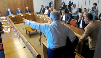 Rozruch na zahraničnom výbore. Radačovský si vyzliekol sako a vyzval poslanca, aby odišiel oknom