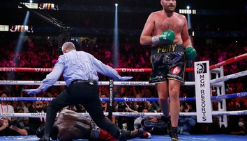 Fury s Wilderom predviedli famózne divadlo. Knockout napokon udelil Fury a obhájil opasok WBC