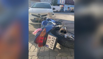 FOTO: Mladík bez vodičáku unikal polícii na motorke s falošnou ŠPZ. Divokú jazdu ukončila nehoda